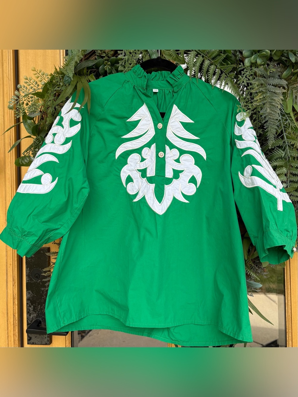 Absolutely Beautiful Entro Green Embroidered top. Size XL , NWT - Picture 3 of 9